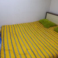 تخت خواب و میز تلویزیون
