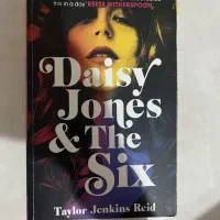 کتاب دیزی جونز Daisy Jones and The Six