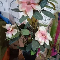 ۲ عدد گلدون مصنوعی همراه با گل