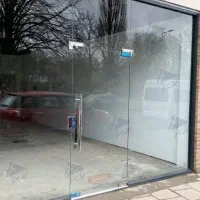 مغازه ۱۸ متری تمام سرامیک شیشه سکوریت