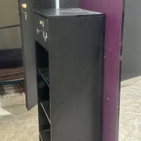 پیشخوان دارای سه طبقه و یک کشو