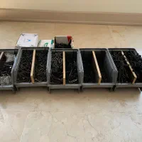 تعدادی پیچ های کابینتی و چوب و یراق آلات کابینت