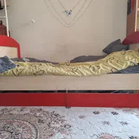 تخت و میز کامپیوتر و کفی تخت