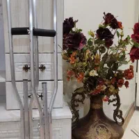 یک جفت عصای زیر بغلی + کفش (در حد نو نو)