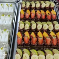 تعدادی همکار در  شیرینی سرا