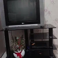 یک عدد تلویزیون با میز به قیمت ۷۰۰تومن