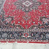 یه عدد فرش بایه کناره فرش