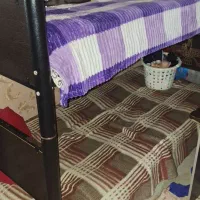 تخت دو طبقه به علت کمبود جا با تشک