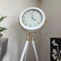 ساعت ایستاده سه پایه دار