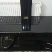 میز تلویزیون شیشه‌ای در حد نو