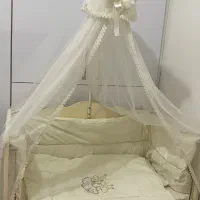 تخت و گهواره کنار تخت مادر