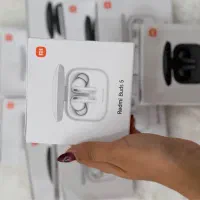 تعدادی ایر پاد و اداپتور شارژ موبایل اصل