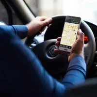 راننده خودرو نیسان با خودرو سواری مدل بالا