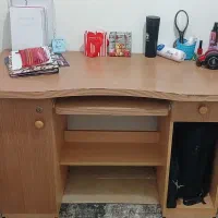 میز تحریر و کامپیوتر