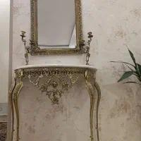 اینه و شمعدون و میز