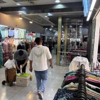 فروشنده و انبار دار بازار لباس