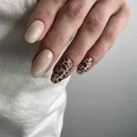 کاشت ناخن معلم