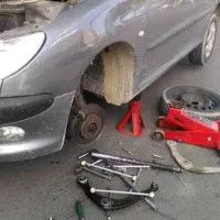 برقکارمکانیک خودروسیار همراه با وسایل یدکی در محل