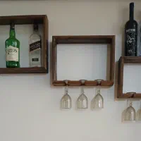 تعدادی لوازم دکوری نظیر لوستر و تابلو و باکس