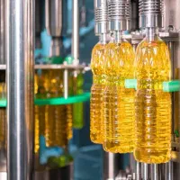 کارکن کارگاه تولید روغن های خوراکی