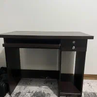 میز تحریر و کامپیوتر و چرخ