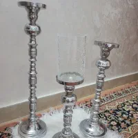 شمعدان نقره ای کنار سالنی