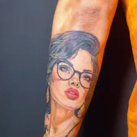 اجرای تتو حرفه‌ای در سالن تخصصی با بهترین متریال