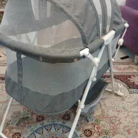 تخت کنار مادر و گهواره سانی