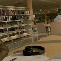 گوینده، نویسنده و ادیتور هستم