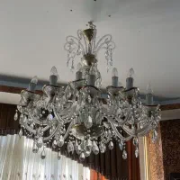 یک لوستر ۱۸ شاخه و دو عدد لوستر ۶ شاخه