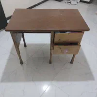 میز چوبی و کمد