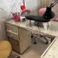 میز ناخن و صندلی ناخن دو عدد فوری|آرایشگاه و سالن‌های زیبایی|اسلام‌شهر, باغ فیض|دیوار
