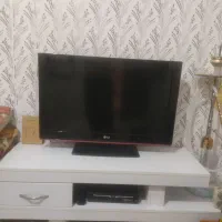 تلویزیون 32 اینچ و زیر تلویزیونی در حدنو