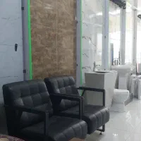 فروشنده آقا یا خانم در فروشگاه کاشی و سرامیک