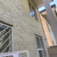 در پنجره اهنی عالی سنگین باحفاظ