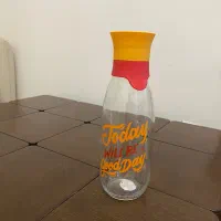 شیشه اب داخل یخچال