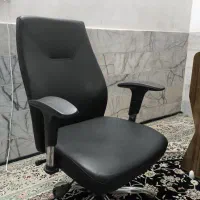 صندلی اداری چرمی مشکی مدل یگانه تمیز و قیمت مناسب