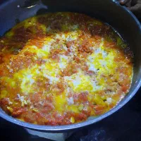 یک نفر اقا همکاری درساندویج وسیب زمینیتخم مرغ