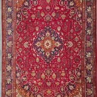 بافنده خانم  در کارگاه فرش بافی