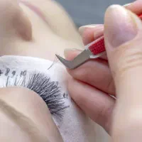 انجام خدمات کاشت مژه قیمت مناسب