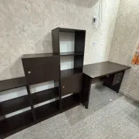 میزتحریر و کتابخانه