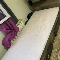 تخت تک نفره ب همراه کفی تشک فنری درآورآینه دار