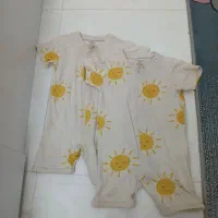 تعدادی لباس کودک وکفش وکلاه