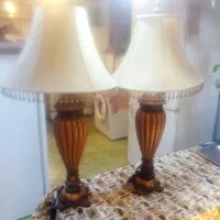 آباژور کنار مبلی چوبی