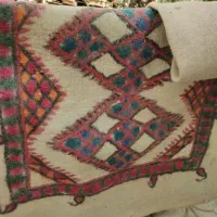 تعدادی نمد و گبه و گلیم . جاجیم دست باف