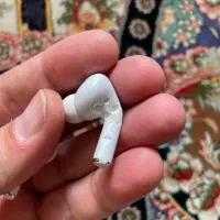 گوش راست ایرپاد پرو ۲ تایپ سی  ظاهرش ایراد داره