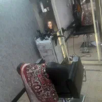 صندلی اجاره.ب یک ارایشگر کار بلد.و دارای مشتری