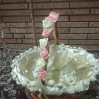 سبد حصیری تزیین شده