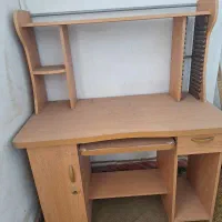 میزتحریر و کامپیوتر کتابخانه دار