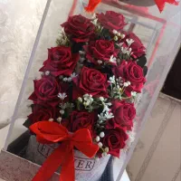 گل قرمز و زیبا و یک گل کادویی آبی کوچک